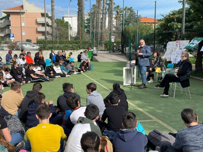 Riva Ligure: in ricordo di Emanuela Loi, gli studenti incontrano Annalisa Strada