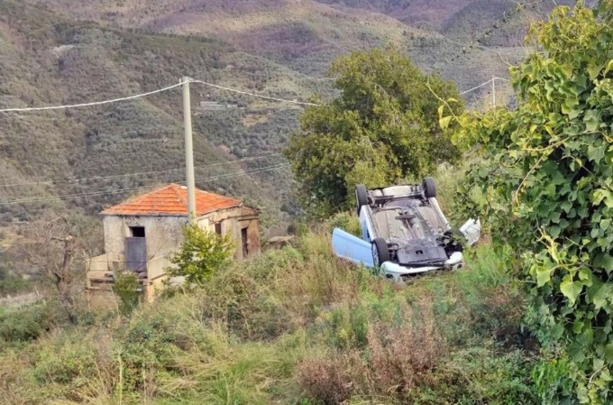 Auto con 3 a bordo finisce sotto strada sulla provinciale per Ceriana