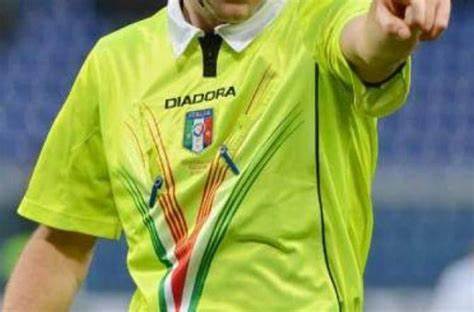Arbitro 18enne aggredito a calci e pugni, la condanna dell’assessore