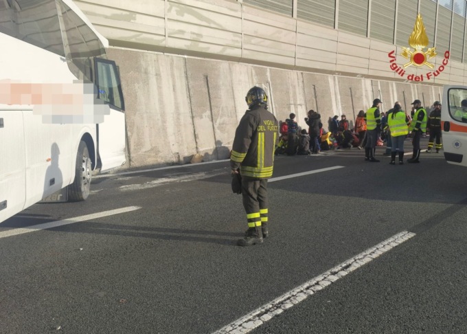 Malore del conducente: bus con scolaresca Imperia contro il muro, 12 contusi