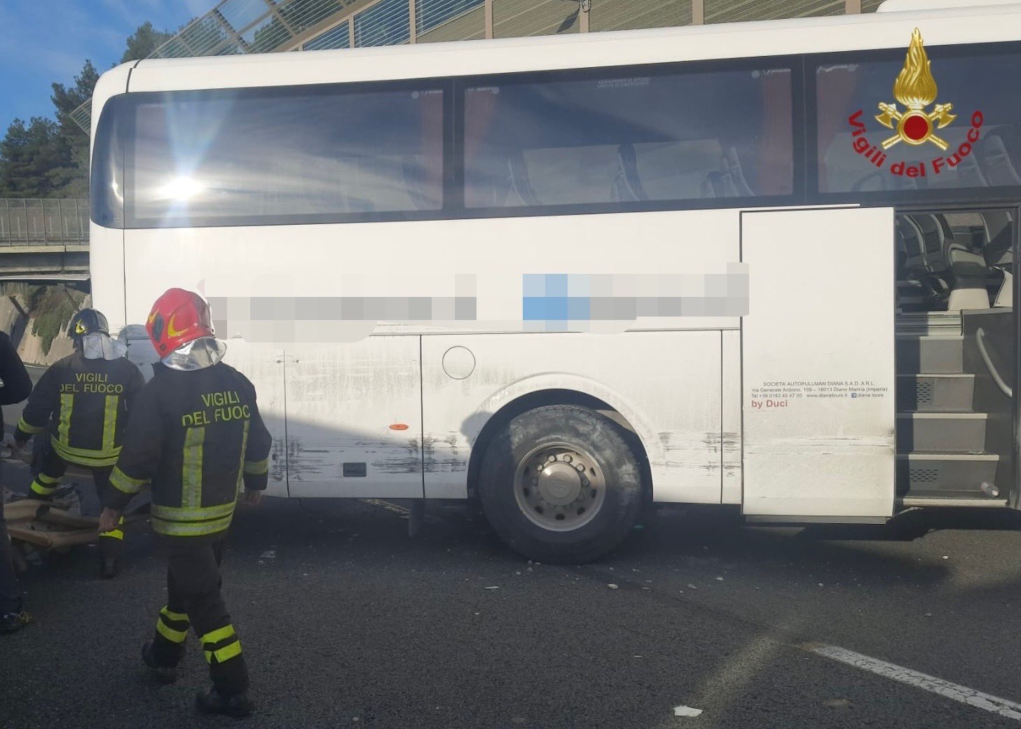 autobus contro muro piertra ligure a10 incidente scuola studenti bambini_02