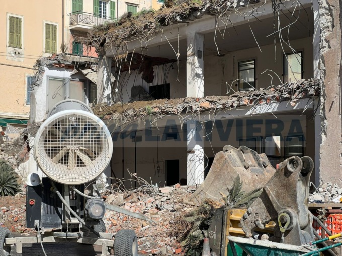 Demolito a Bordighera alta il capannone della ditta Blancardi