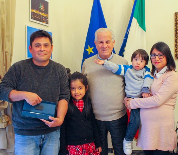 Roy, il peruviano che di notte pulisce le pensiline, ricevuto dal Sindaco di Imperia