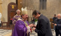 Il questore consegna l'olio del Giardino di Capaci al vescovo Suetta