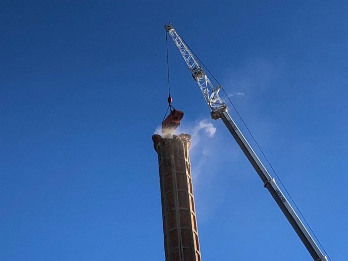 Addio ciminiera iniziata la demolizione video e foto