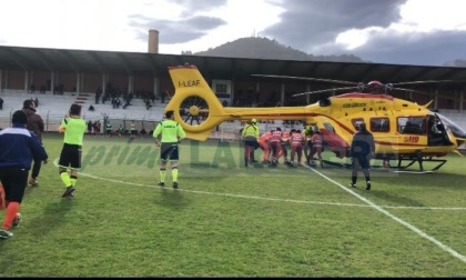Grave calciatore 20enne dopo testata contro recinzione, elicottero atterra in campo