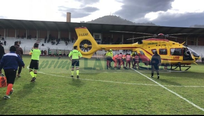 Grave calciatore 20enne dopo testata contro recinzione, elicottero atterra in campo