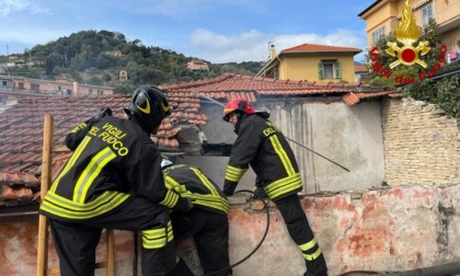 Incendio di un sottotetto a Sanremo, intervengono i vigili del fuoco