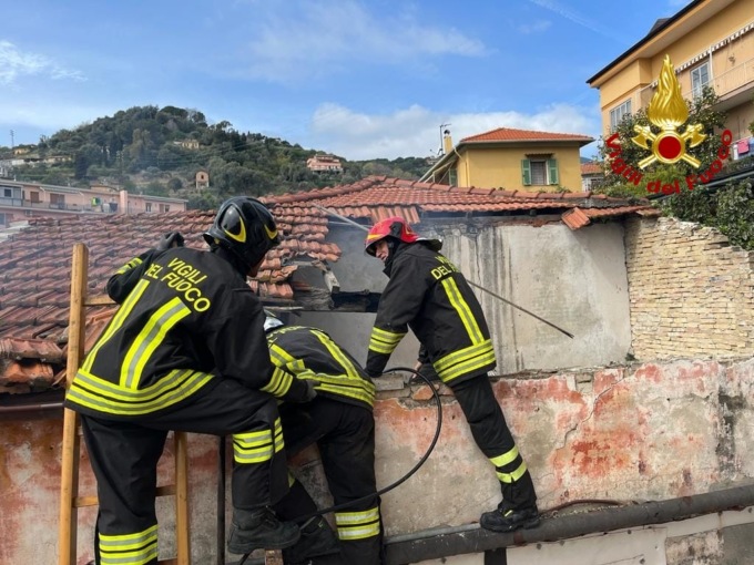 Incendio di un sottotetto a Sanremo, intervengono i vigili del fuoco