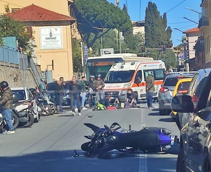 Donna travolta da una moto mentre attraversa alla Foce di Sanremo