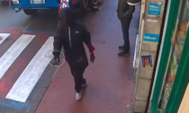 Migrante armato di coltello spaventa i passanti a Ventimiglia. Video