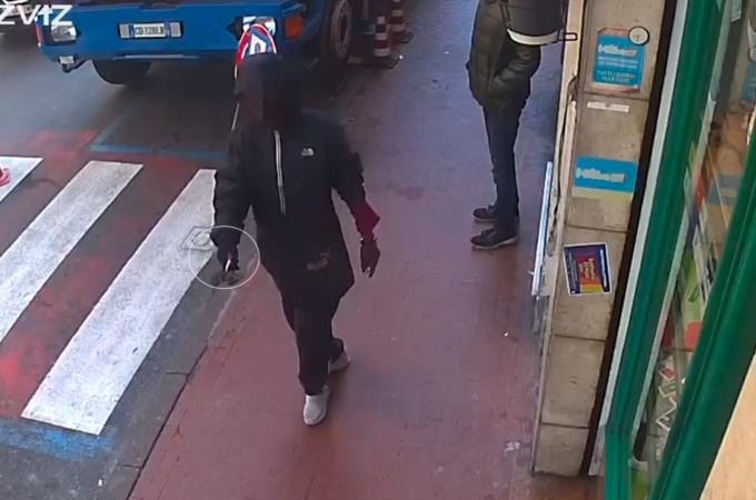 Migrante armato di coltello spaventa i passanti a Ventimiglia. Video