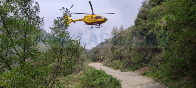 Precipita con la bici nella scarpata, grave una donna di 50 anni
