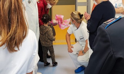 Uova di cioccolato e sorprese ai bimbi in Pediatria dagli agenti Polizia della penitenziaria