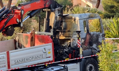 Brucia furgone appartenente a un vivaio di Sanremo