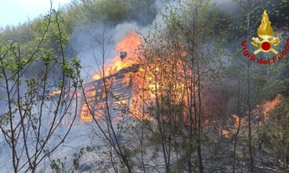 Incendio boschivo, Vigili del Fuoco al lavoro da ore