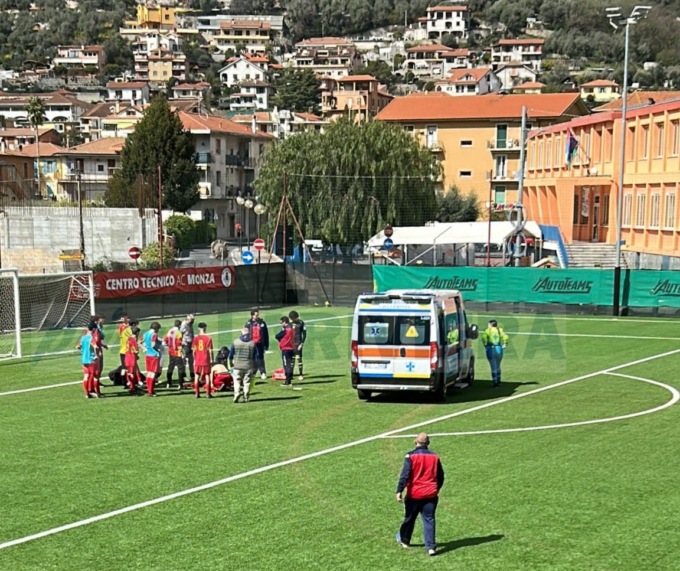 Calcio in faccia durante la partita: 16enne in elicottero al Santa Corona