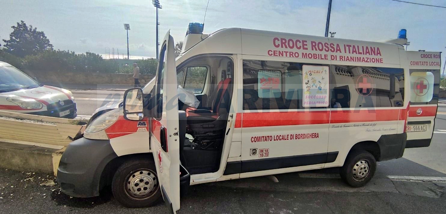 Incidente stradale Sanremo ambulanza Croce Rossa
