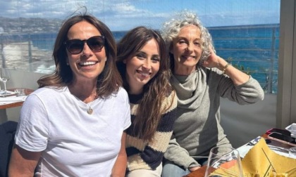 Cristina e Benedetta Parodi, scatti a Bordighera e Ospedaletti con la mamma