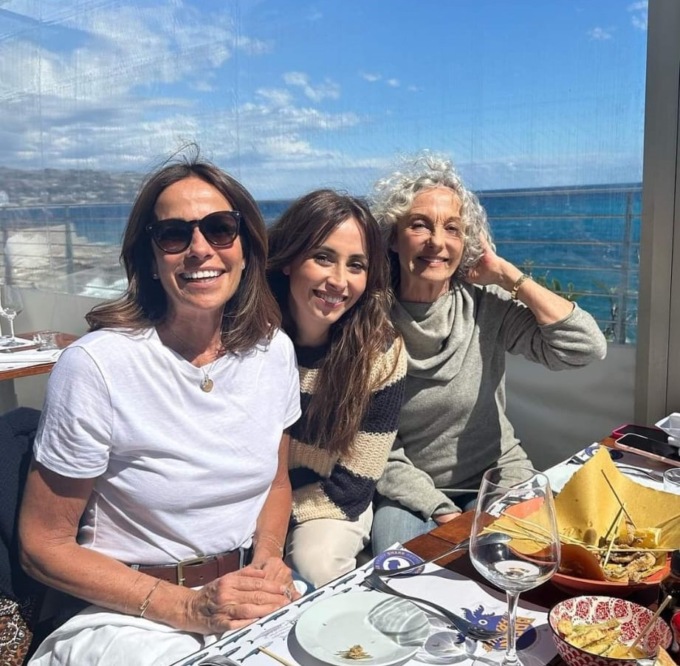 Cristina e Benedetta Parodi, scatti a Bordighera e Ospedaletti con la mamma