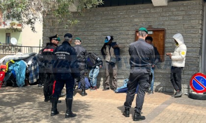 Migranti: sgomberato bivacco dalla chiesa delle Gianchette. Video