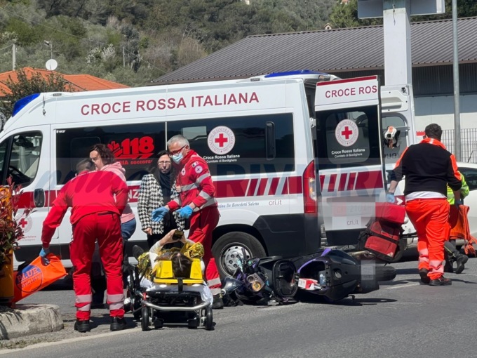 Quindicenne grave a una gamba dopo schianto in scooter a Camporosso