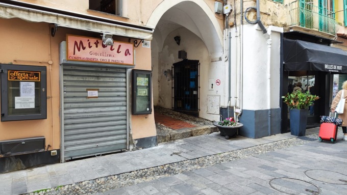 Giallo in via Corradi nel centro di Sanremo. “Odore terrificante, potrebbe essere un cadavere in decomposizione”