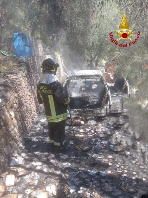 Auto prende fuoco a Diano San Pietro