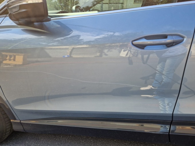 Serie di auto rigate in via Nuvoloni