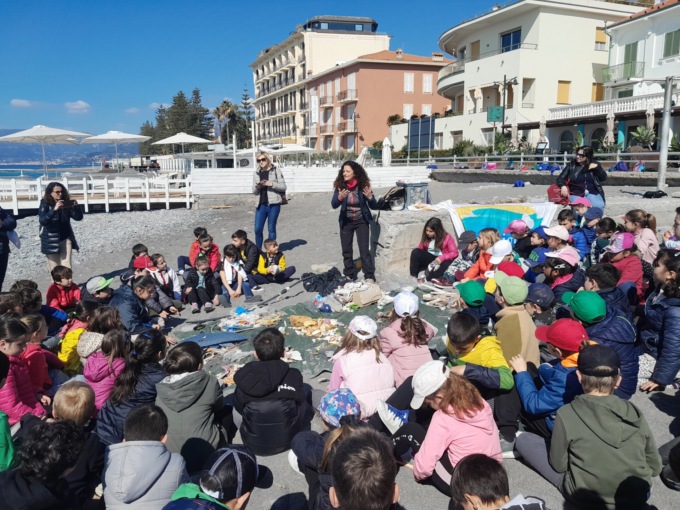 Pulizia delle spiagge con i bambini dell’Istituto Comprensivo di Bordighera