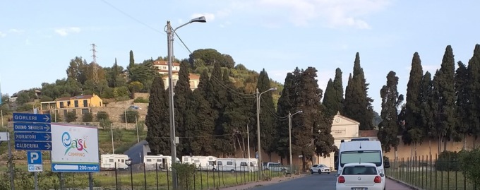 A Diano Marina si campeggia al…cimitero
