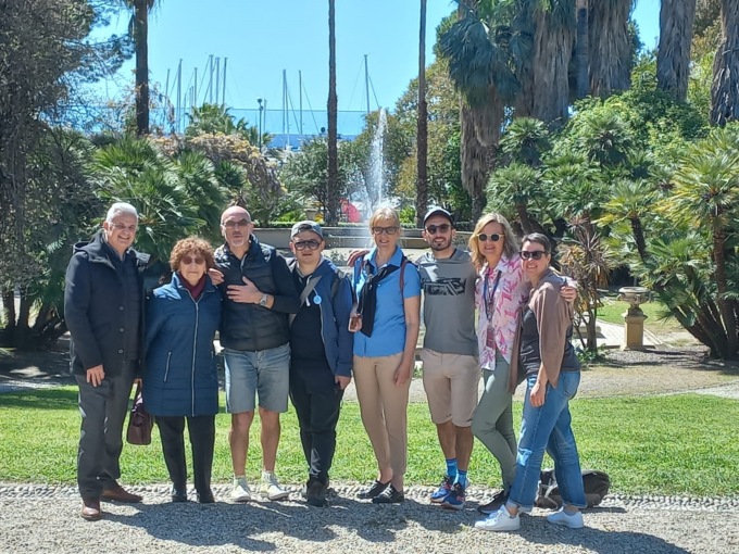Guide turistiche in visita ai giardini di Villa Ormond