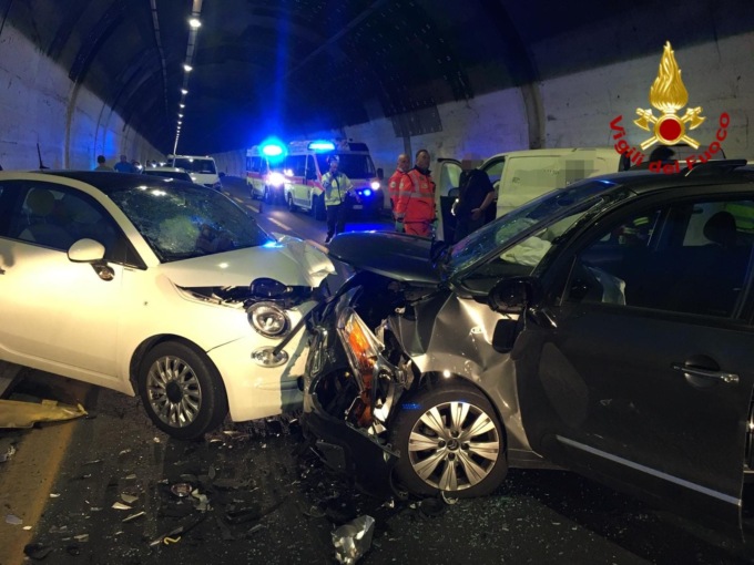 Schianto in autostrada, diversi feriti