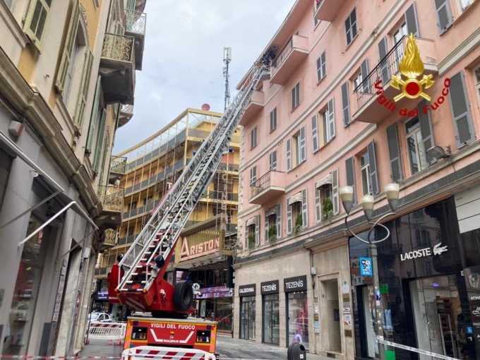Crollano intonaci vicino all’Ariston, chiusa parte di via Matteotti