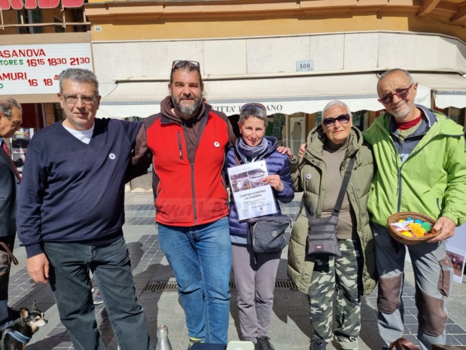 Attivisti occupano panchina a Sanremo contro invio di armi all’Ucraina. Video