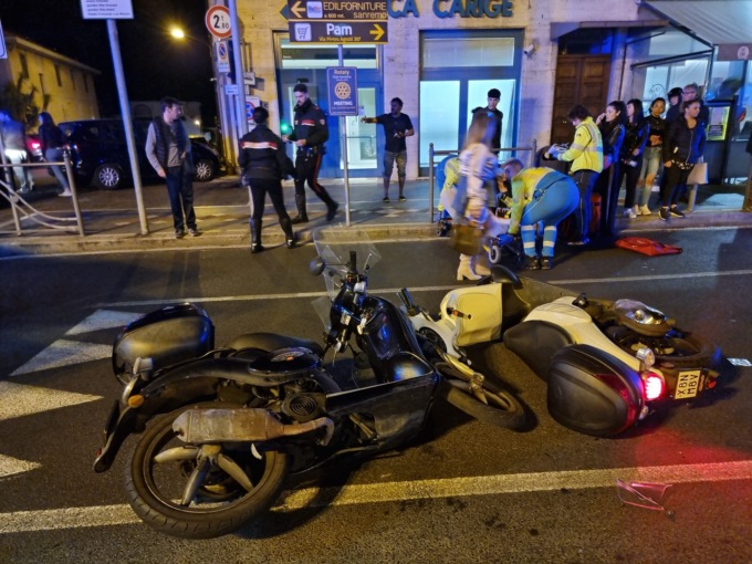 Due donne si schiantano in scooter in Corso Cavallotti a Sanremo