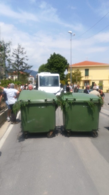 Rivolta degli abitanti (che bloccano la strada) contro l’antenna 5G