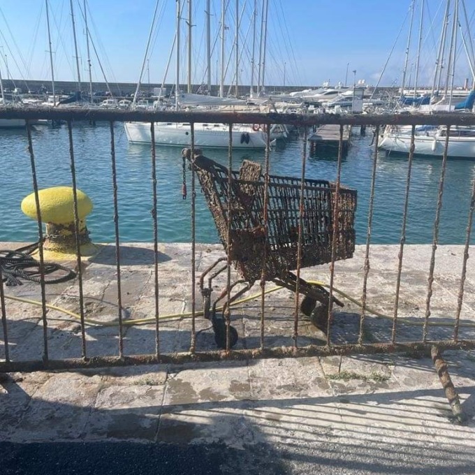Anche un carrello della spesa tra i rifiuti raccolti da Fondali Puliti