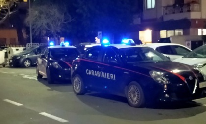 Ubriaco si scaglia contro i Carabinieri. In tasca aveva un cutter