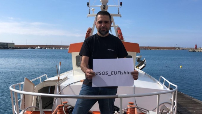La protesta: pescherecci a sirene spiegate contro le politiche UE