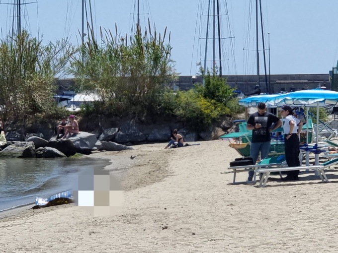 Stroncata da un malore in acqua