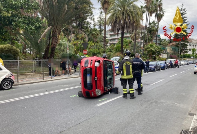 Paura in corso Cavallotti a Sanremo: 20enne si ribalta alla guida di una auto