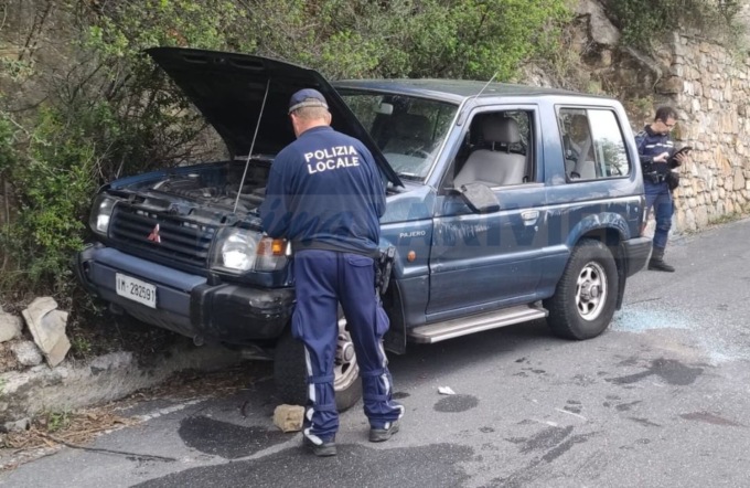 Si schianta con l’auto contro la collina, in elicottero al Santa Corona