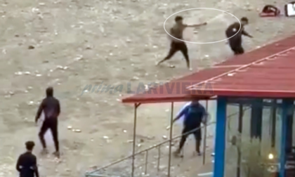 Guerriglia alla foce del Roya: migranti si affrontano armati di spray. Video