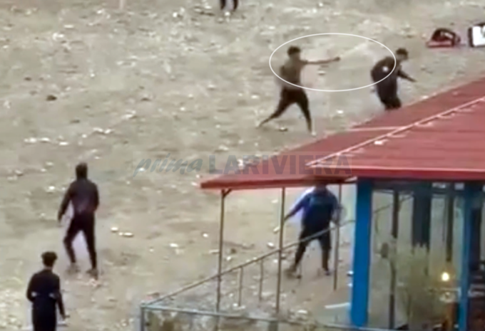 Guerriglia alla foce del Roya: migranti si affrontano armati di spray. Video