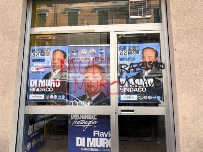 Scritte offensive contro il point di Di Muro, denunciato un no border