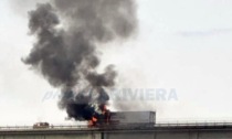 Il video del tir in fiamme sull'A10 a Camporosso