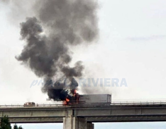Il video del tir in fiamme sull’A10 a Camporosso