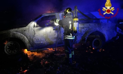 Auto in fiamme provoca incendio di sterpaglie a Sanremo