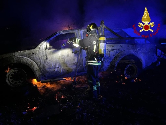 Auto in fiamme provoca incendio di sterpaglie a Sanremo
